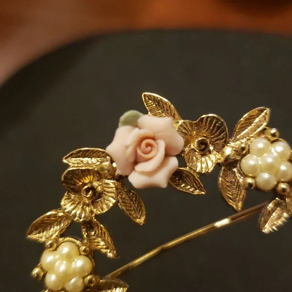 Gold-Tone Pink Porcelain Rose Wreath Brooch. - Picture 8 of 8